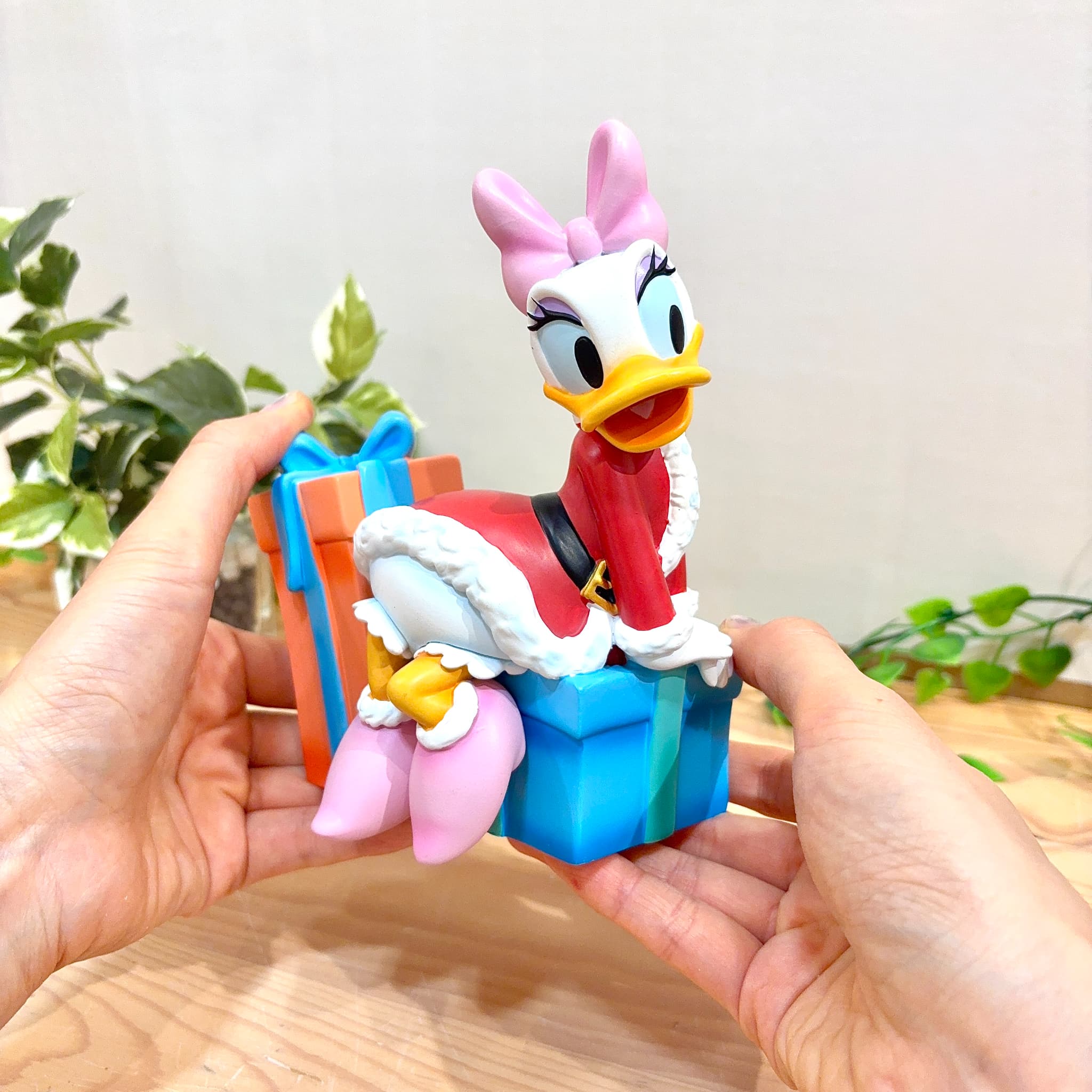 Daisy Duck with Presents デイジーダック ウィズ プレゼンツ - Disney